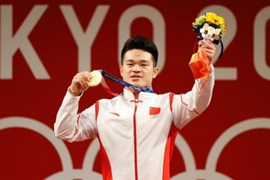 中國石智勇破世界紀錄斬獲男舉金牌