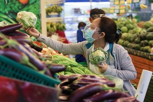 消費者在超市選購新鮮蔬果。（圖源：秋莊）