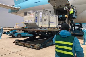 英國政府向我國援助的新冠疫苗抵達新山一機場。（圖源：英國大使館）