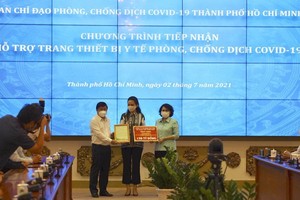 萬盛發集團總經理張惠雲（中) 向市人委會主席阮成鋒和市越南祖國陣線委員會主席蘇氏碧珠遞交一千三百億元善款支持購買防疫醫療儀器。