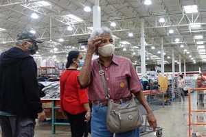 當地時間7月30日，美國紐約州市民在長島一家超市購物時佩戴口罩。（圖源：互聯網）