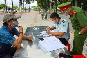 一名違規者（左）被開罰單。（圖源: PLO）