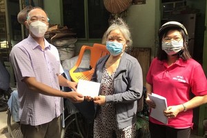 圖為本市一名貧困者（中）領取輔助金。（圖源：孟和）