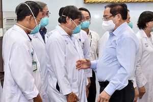 圖為5月13日，范明政總理親往看望慰問大水鑊醫院醫護隊伍。（圖源：VGP）