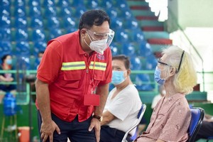 第十一郡領導慰問接種疫苗後民眾。（圖源：緣潘）