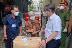 市領導贈送醫療用品與向華人幹部 陳秀娥瞭解防疫工作。