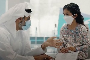 阿聯酋為 3 至 17 歲兒童接種中國新冠疫苗。（圖源：Abu Dhabi Media Office）