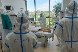 市新冠肺炎加護醫院醫護人員在為一名新冠肺炎重症患者展開救治工作。（圖源：市衛生廳）