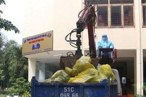 環衛工人在1號野戰醫院收集涉疫垃圾。（圖源：黎潘）