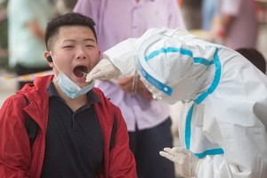 8月3日，武漢市民在東西湖區聯通佳苑小區檢測點進行核酸檢測。（圖源：新華社）