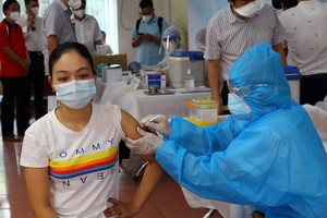 一名女性在一個接種點接受新冠疫苗注射。（圖源：衛生部）