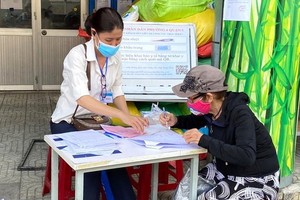 第五郡第四坊幹部向居民支付政策輔助金。