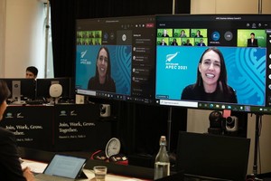 新西蘭總理阿德恩出席 APEC視頻會議並發表講話。（圖源：APEC推特）