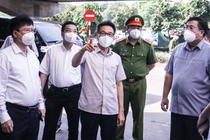 政府副總理武德膽（中）突擊檢查河內市的新冠肺炎疫情防控工作。（圖源：T.Linh）