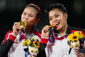 羽毛球女雙決賽冠軍波莉和拉哈尤。（圖源：共同社）