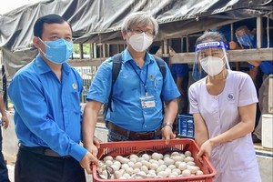 向隔離封鎖區工人贈送必需品