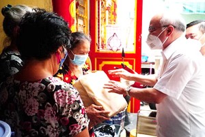 市委常務處委員、市委宣教處主任潘阮如奎探望和贈送禮物給第三郡 第五坊阮氏明開街408/12號民戶。