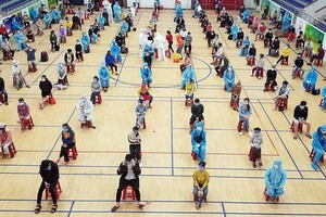 對從本市接回的富安公民採樣檢測。