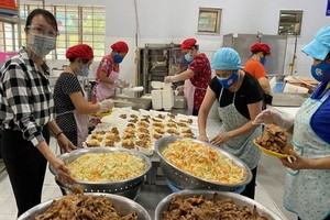 守德市梁世榮小學的“守德愛心廚房”。