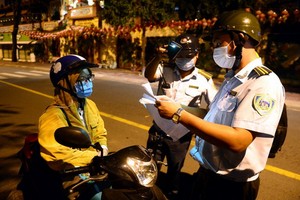 職能力量截停一名騎摩托車的女性進行盤查證件。（圖源：凱旋）