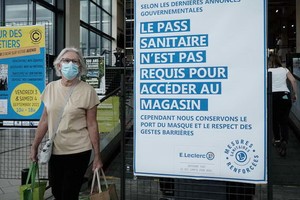 2021年8月9日，法國巴黎，法國正式開始擴大使用“健康通行證”，以應對當前的第四波新冠疫情。（圖源：互聯網）