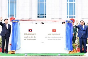 國家主席阮春福(右)與老撾人民革命黨中央總書記、國家主席通倫‧西蘇里出席老撾國會大廈項目揭牌儀式。（圖源：越通社）