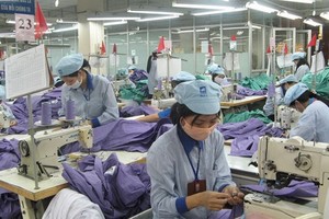 本市企業按“三就地”規定維持生產活動。（圖源：勞動報）