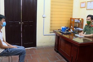 該犯罪團夥頭目潘廷海在派出所向調查機關供述其犯罪過程。（圖源：警方提供）