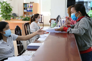 勞工在市社保機關辦理手續。