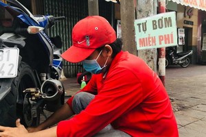 阿清隨時協助不會操作打氣管的人。