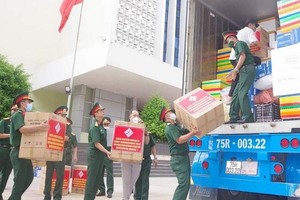 承天-順化省武裝力量幹部、戰士正在搬運貨物。