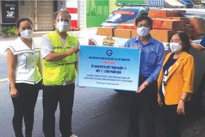 第十一郡商會代表收取市商會的援助品。