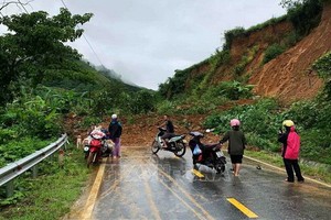 強降雨使12號國道第11公里+100米處護坡坍塌。（圖源：越通社）