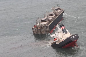 巴拿馬籍貨船在日本觸礁　船身斷兩截