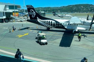 這是1月13日在新西蘭惠靈頓國際機場拍攝的新西蘭航空的客機。（圖源：新華社）