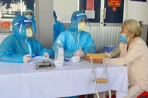 第五郡民眾接種新冠疫苗。