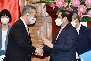 政府總理范明政（前右）接見日本駐越南大使山田貴雄。（圖源：VGP）