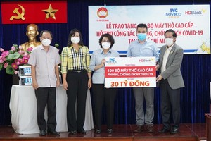 高檔呼吸器交接儀式。（圖源：HDB）