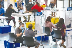 圖為人們在加拿大安大略省布蘭普頓接種新冠疫苗。（圖源：新華社）