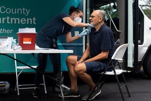 美FDA預計授權讓免疫力低民眾接種第三劑疫苗。（圖源：路透社）