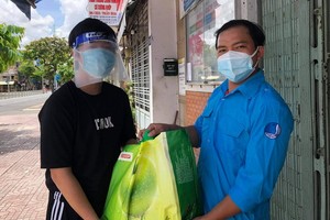 第十一郡 74 名華青獲贈送禮物