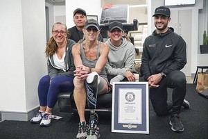 帕爾米耶羅‧溫特斯（左二）完成挑戰。（圖源：互聯網）