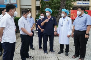 市人委會主席阮成鋒檢查野戰醫院活動情況。