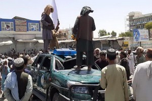 8月13日，塔利班武裝人員在阿富汗第二大城市坎大哈街頭。（圖源：新華社）