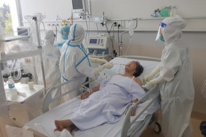 一名重症新冠肺炎患者在重症加護病房接受治療。（圖源：H.T）