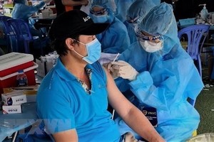 越南—新加坡工業區的「三就地」勞工獲接種疫苗。