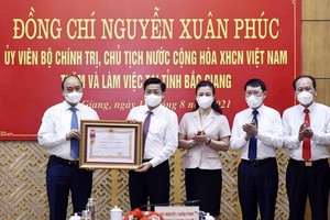 國家主席阮春福向北江省頒授三等勞動勳章。（圖源：越通社）