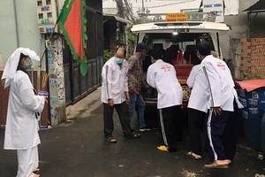 死者家屬為其辦理後事。（圖源：廷仲）