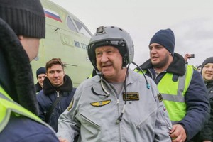 庫伊莫夫（中）是俄羅斯聯合飛機製造集團伊柳辛設計局首席飛行員。（圖源：）