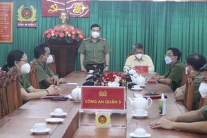 市公安廳副廳長阮仕光大校（站）親往視察探望第三郡公安幹部和戰士們。